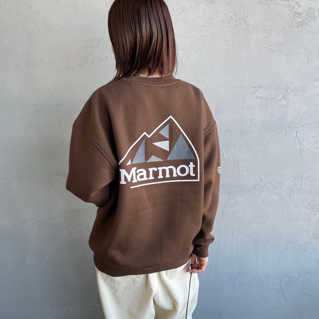 Marmot [マーモット] 別注 ブランドロゴ バックプリントスウェット [MTFW25USW362IN-JF] BROWN &&モデル身長：159cm 着用サイズ：S&&