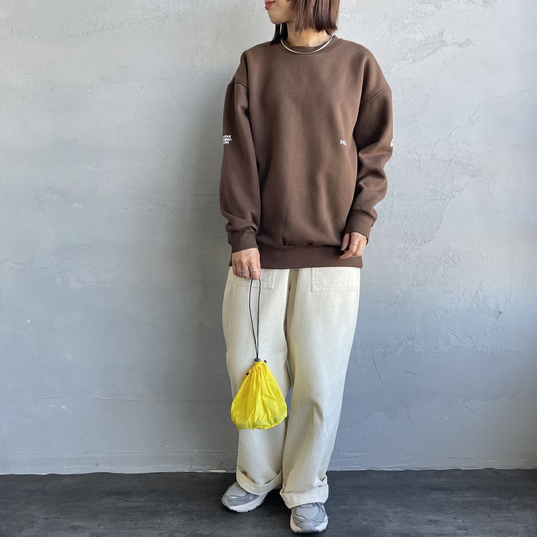 Marmot [マーモット] 別注 ブランドロゴ バックプリントスウェット [MTFW25USW362IN-JF] BROWN &&モデル身長：159cm 着用サイズ：S&&