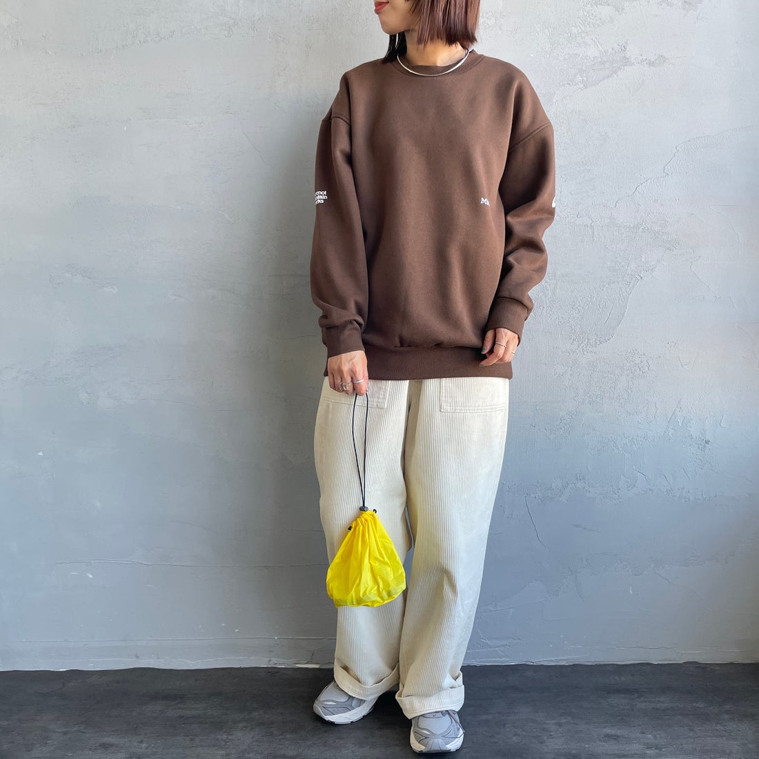 Marmot [マーモット] 別注 ブランドロゴ バックプリントスウェット [MTFW25USW362IN-JF] BROWN &&モデル身長：159cm 着用サイズ：S&&