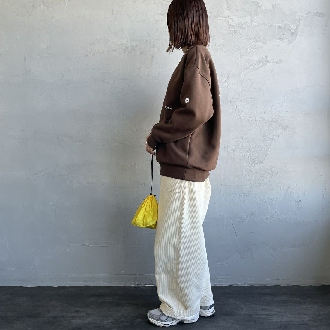 Marmot [マーモット] 別注 ブランドロゴ バックプリントスウェット [MTFW25USW362IN-JF] BROWN &&モデル身長：159cm 着用サイズ：S&&