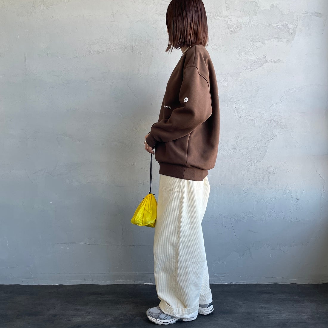 Marmot [マーモット] 別注 ブランドロゴ バックプリントスウェット [MTFW25USW362IN-JF] BROWN &&モデル身長：159cm 着用サイズ：S&&