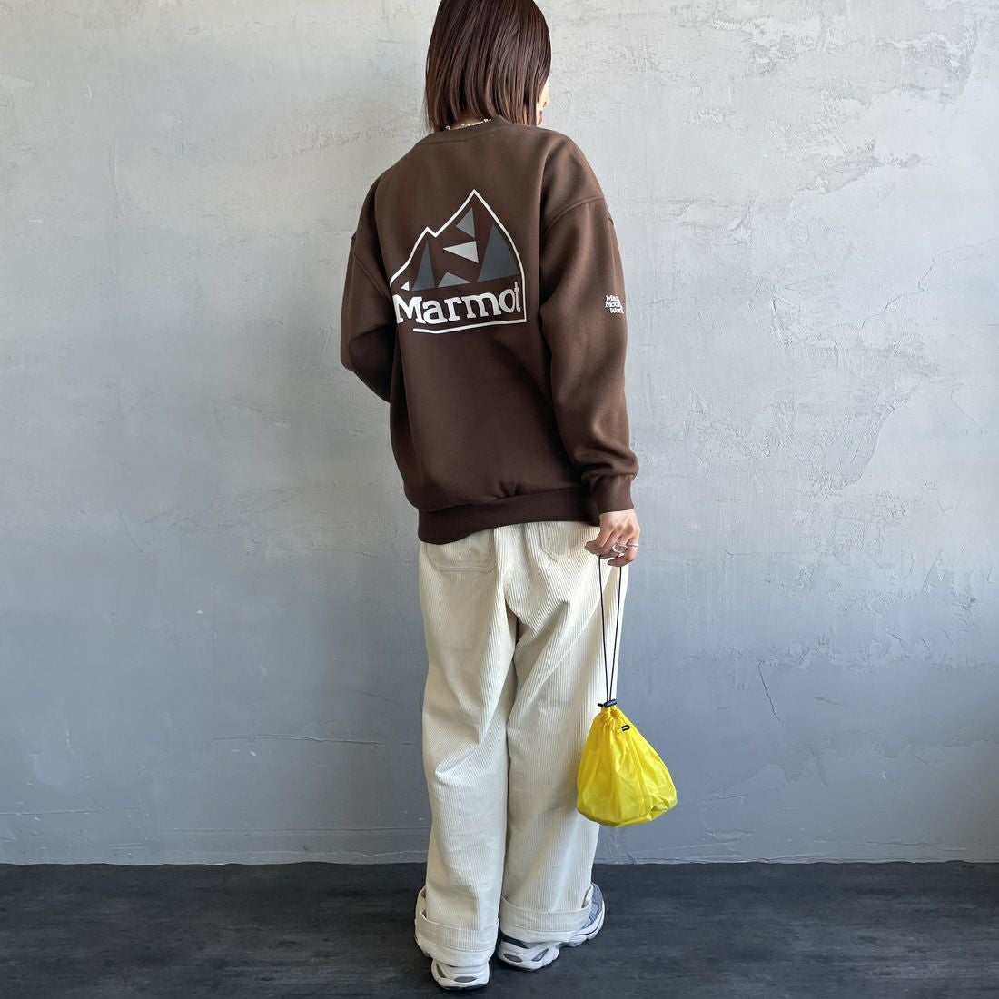 Marmot [マーモット] 別注 ブランドロゴ バックプリントスウェット [MTFW25USW362IN-JF] BROWN &&モデル身長：159cm 着用サイズ：S&&