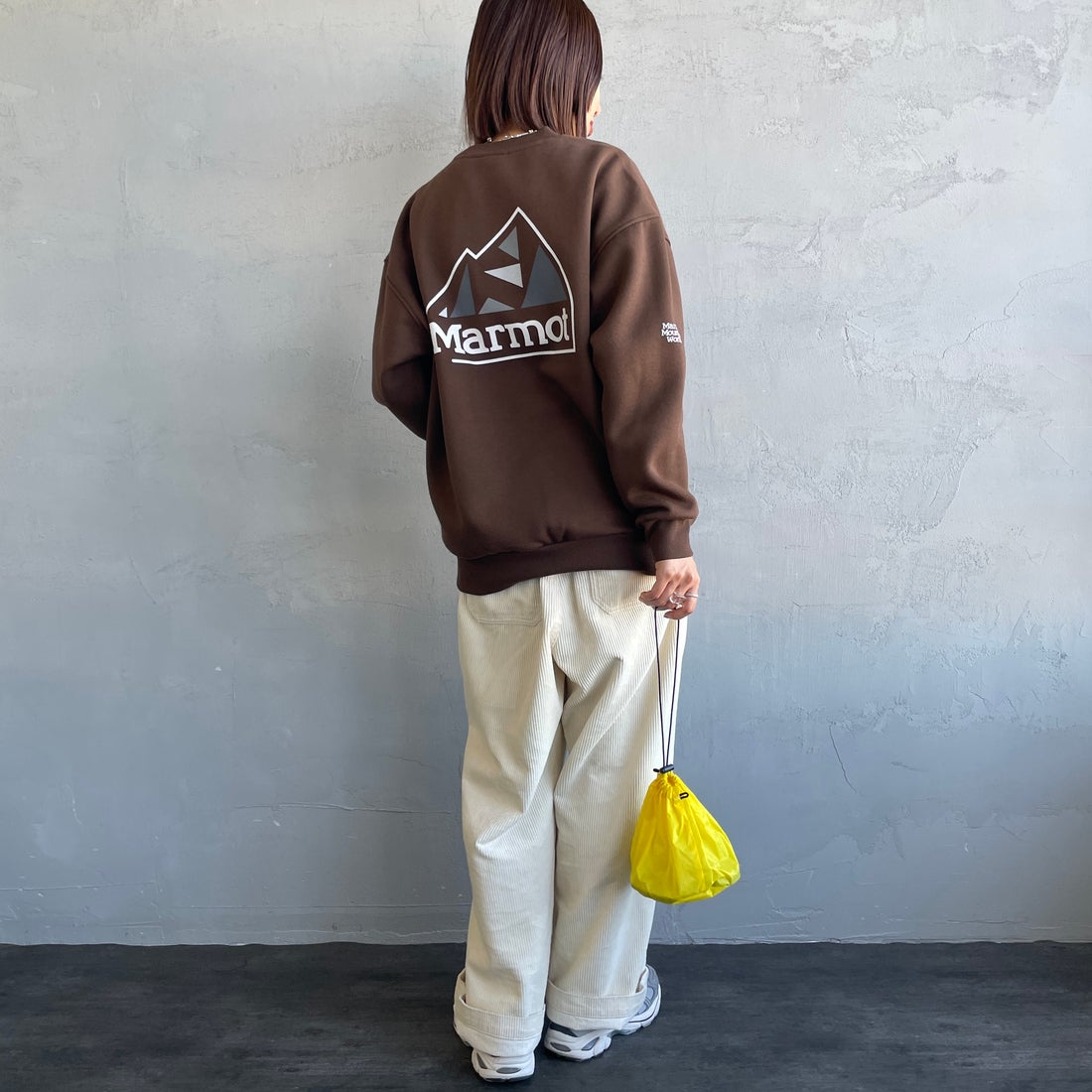 Marmot [マーモット] 別注 ブランドロゴ バックプリントスウェット [MTFW25USW362IN-JF] BROWN &&モデル身長：159cm 着用サイズ：S&&
