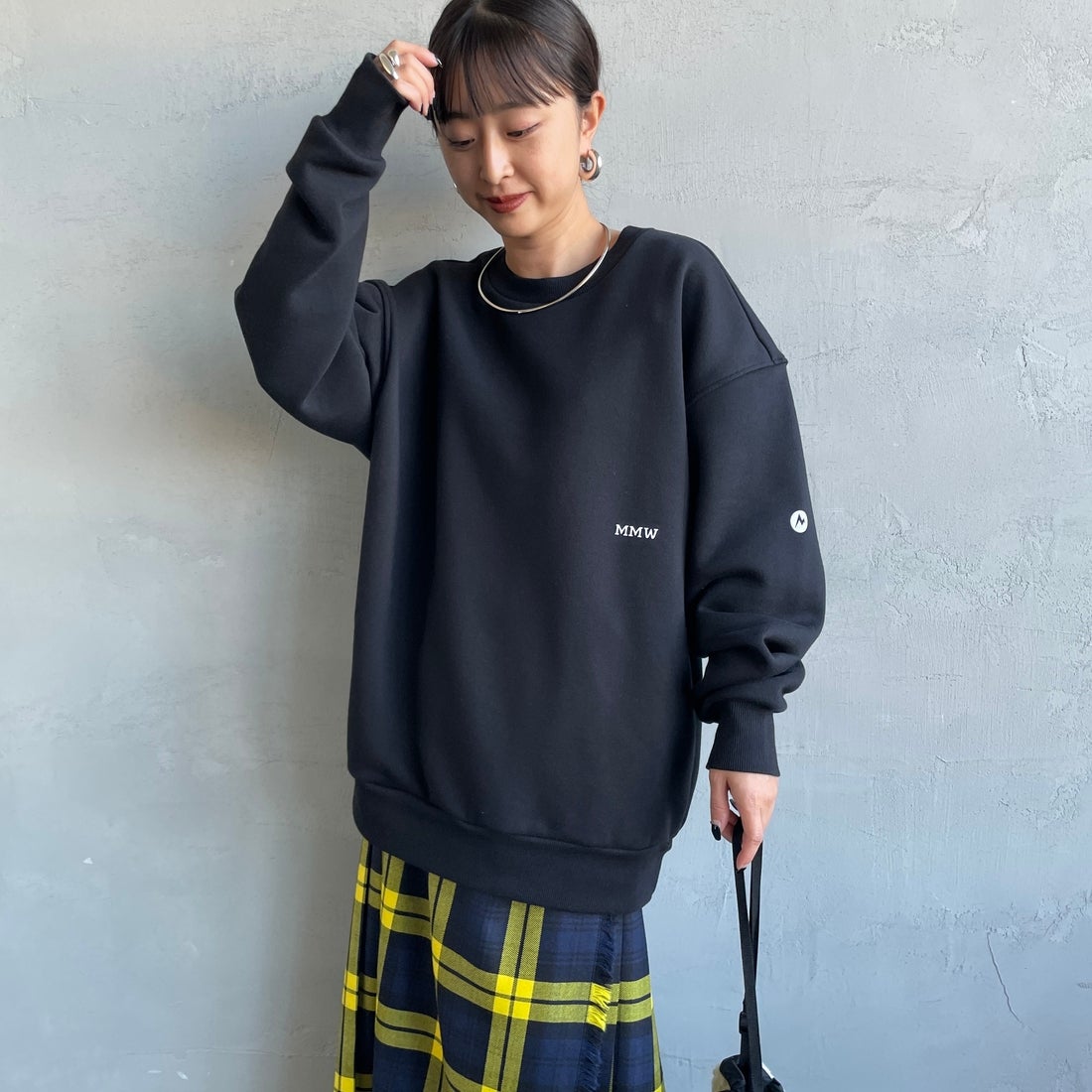 Marmot [マーモット] 別注 ブランドロゴ バックプリントスウェット [MTFW25USW362IN-JF] BLACK &&モデル身長：150cm 着用サイズ：S&&