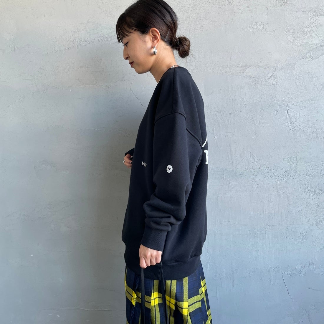 Marmot [マーモット] 別注 ブランドロゴ バックプリントスウェット [MTFW25USW362IN-JF] BLACK &&モデル身長：150cm 着用サイズ：S&&