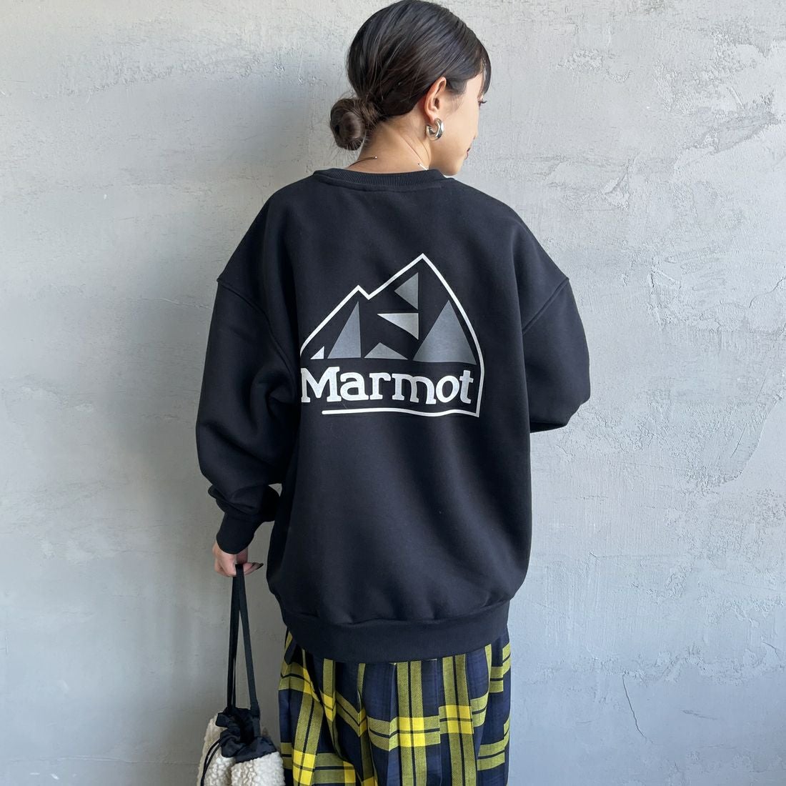 Marmot [マーモット] 別注 ブランドロゴ バックプリントスウェット [MTFW25USW362IN-JF] BLACK &&モデル身長：150cm 着用サイズ：S&&