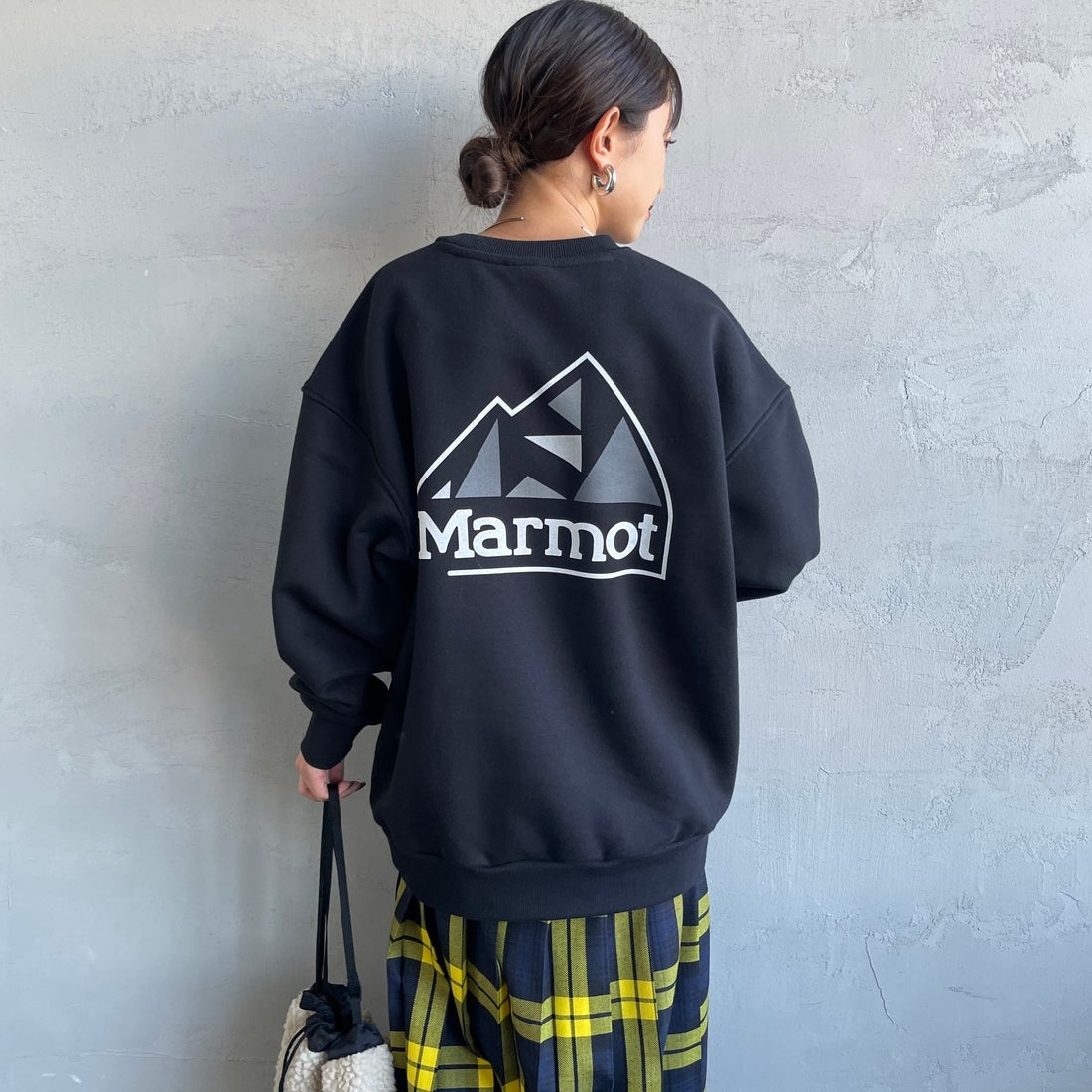 Marmot [マーモット] 別注 ブランドロゴ バックプリントスウェット [MTFW25USW362IN-JF] BLACK &&モデル身長：150cm 着用サイズ：S&&