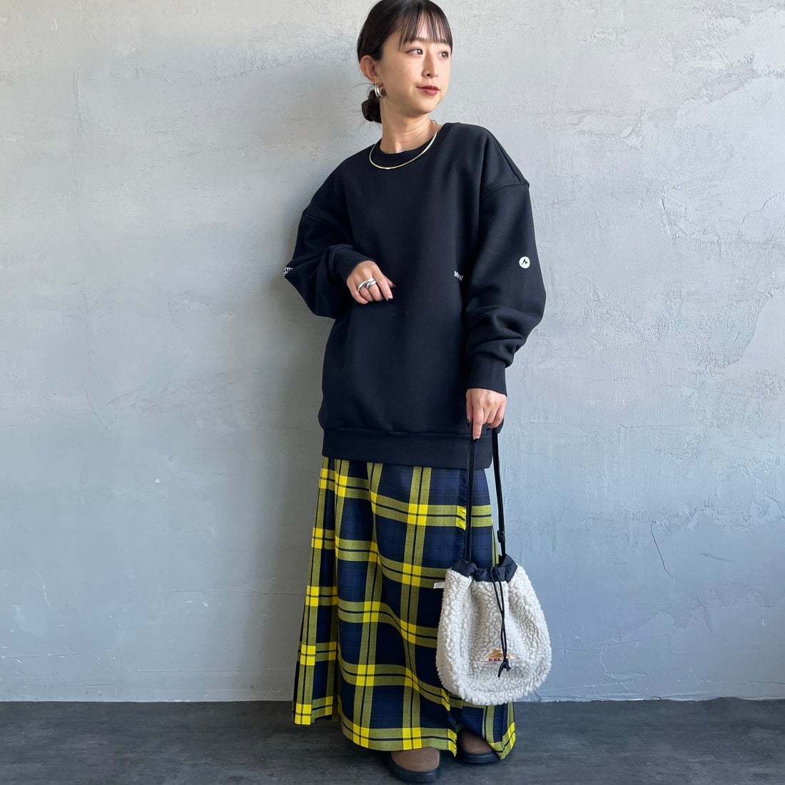 Marmot [マーモット] 別注 ブランドロゴ バックプリントスウェット [MTFW25USW362IN-JF] BLACK &&モデル身長：150cm 着用サイズ：S&&