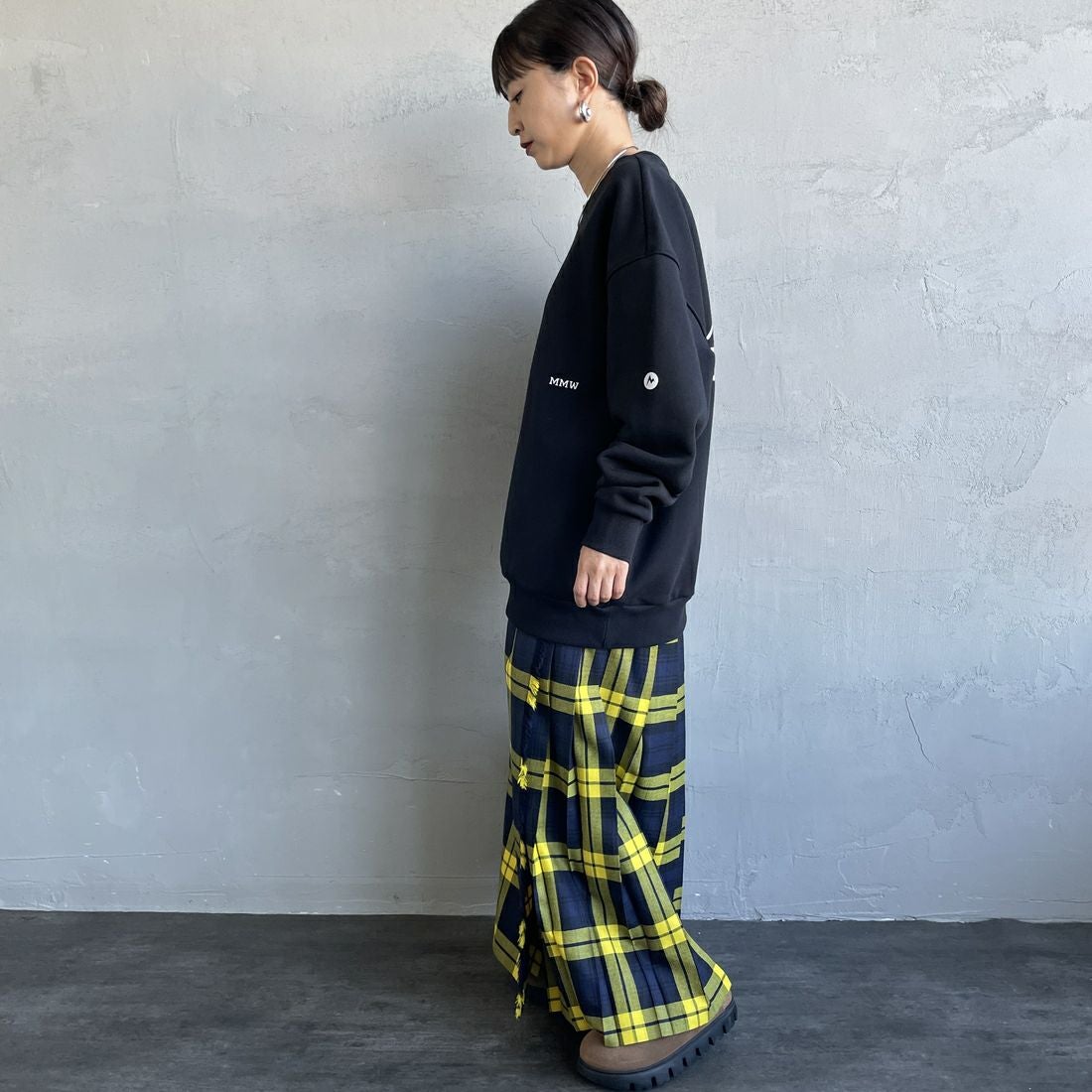 Marmot [マーモット] 別注 ブランドロゴ バックプリントスウェット [MTFW25USW362IN-JF] BLACK &&モデル身長：150cm 着用サイズ：S&&