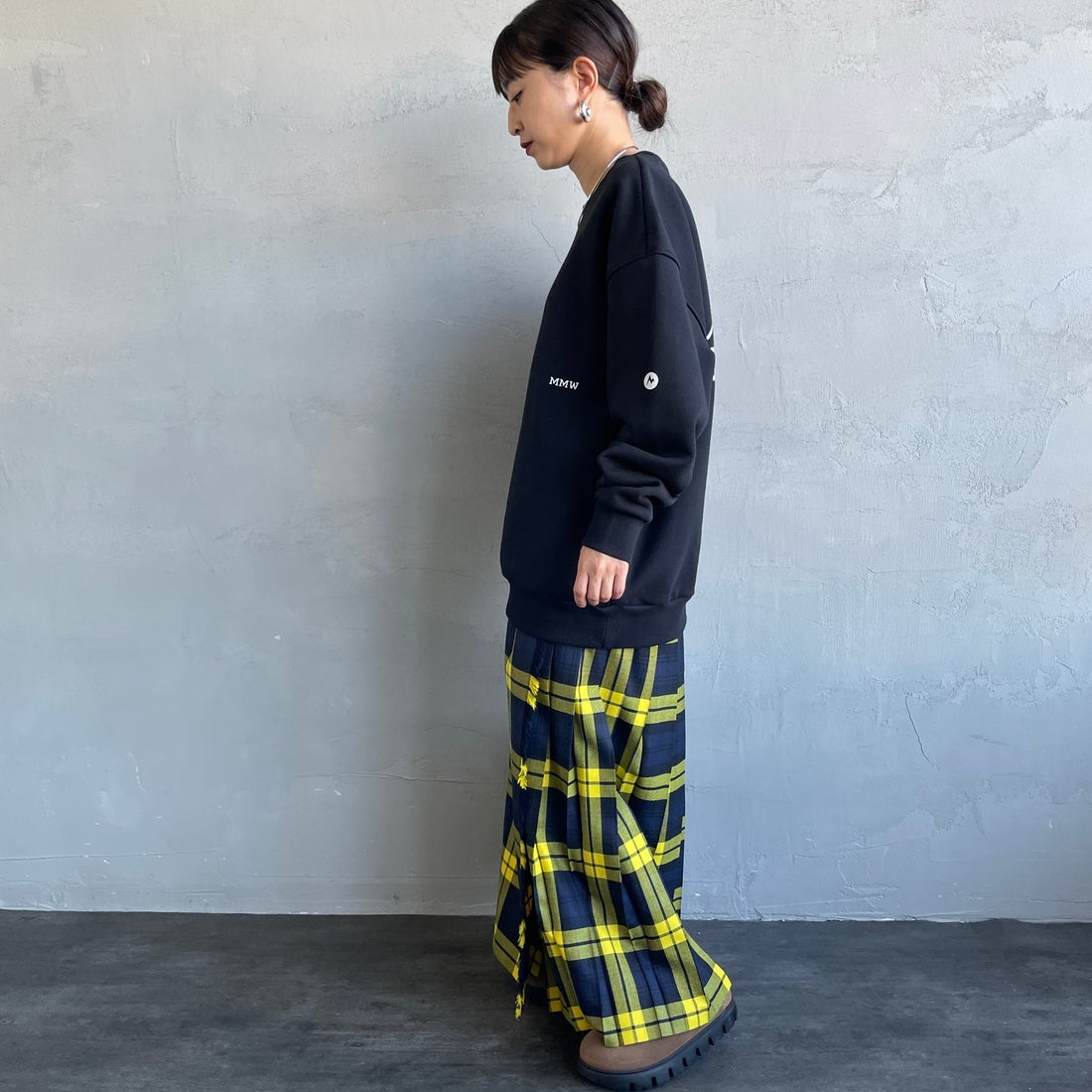 Marmot [マーモット] 別注 ブランドロゴ バックプリントスウェット [MTFW25USW362IN-JF] BLACK &&モデル身長：150cm 着用サイズ：S&&