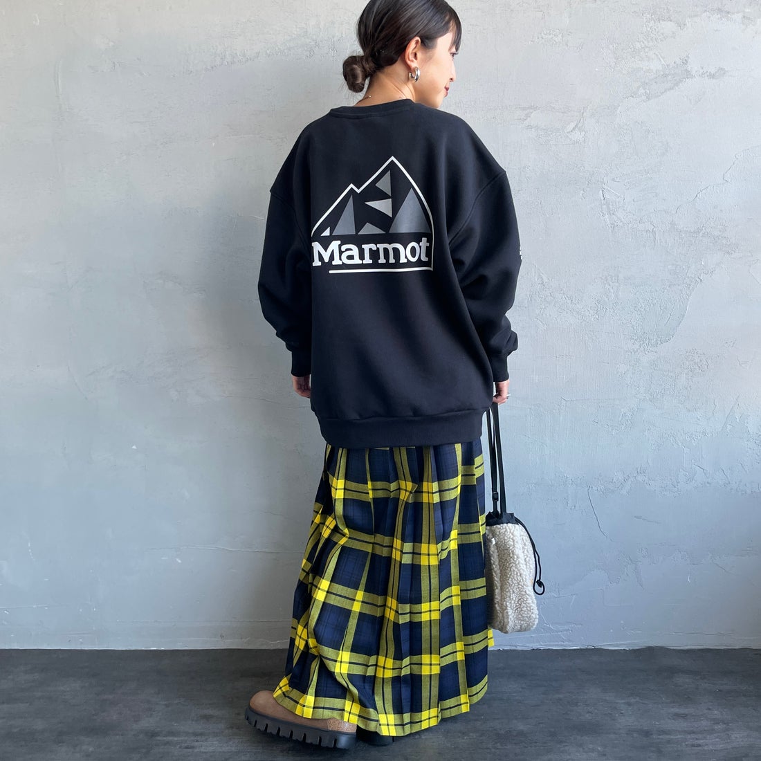 Marmot [マーモット] 別注 ブランドロゴ バックプリントスウェット [MTFW25USW362IN-JF] BLACK &&モデル身長：150cm 着用サイズ：S&&