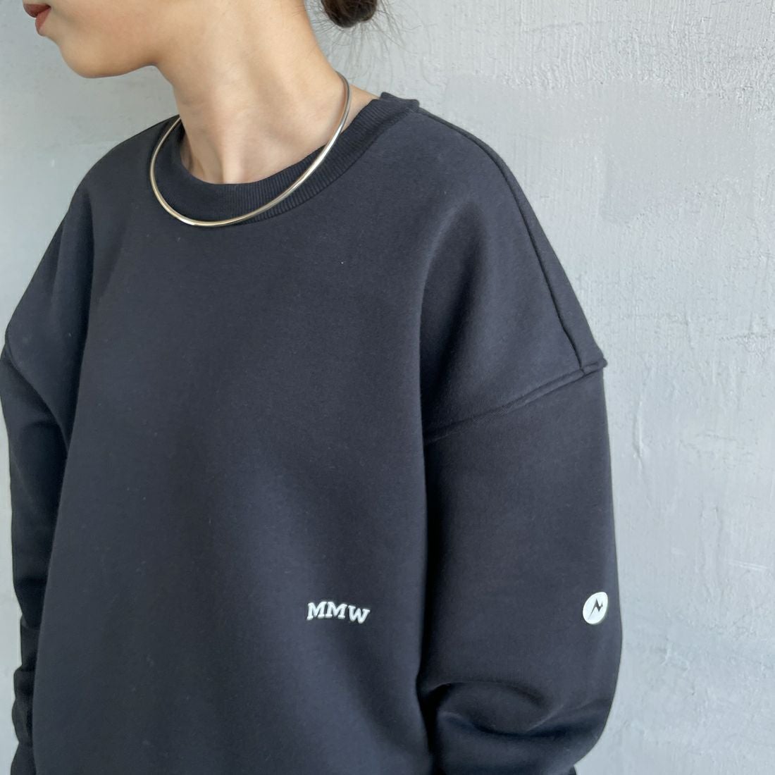 Marmot [マーモット] 別注 ブランドロゴ バックプリントスウェット [MTFW25USW362IN-JF] BLACK &&モデル身長：150cm 着用サイズ：S&&