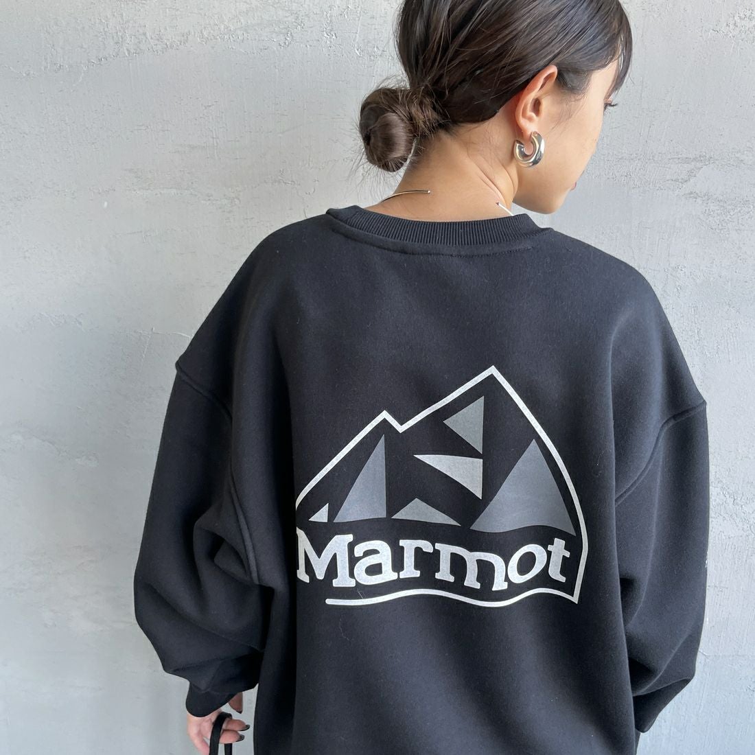 Marmot [マーモット] 別注 ブランドロゴ バックプリントスウェット [MTFW25USW362IN-JF] BLACK &&モデル身長：150cm 着用サイズ：S&&