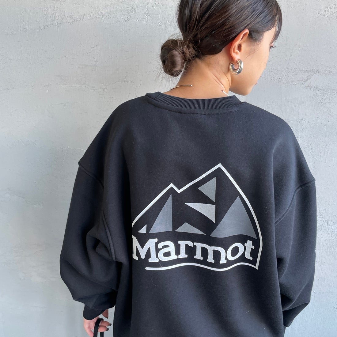 Marmot [マーモット] 別注 ブランドロゴ バックプリントスウェット [MTFW25USW362IN-JF] BLACK &&モデル身長：150cm 着用サイズ：S&&