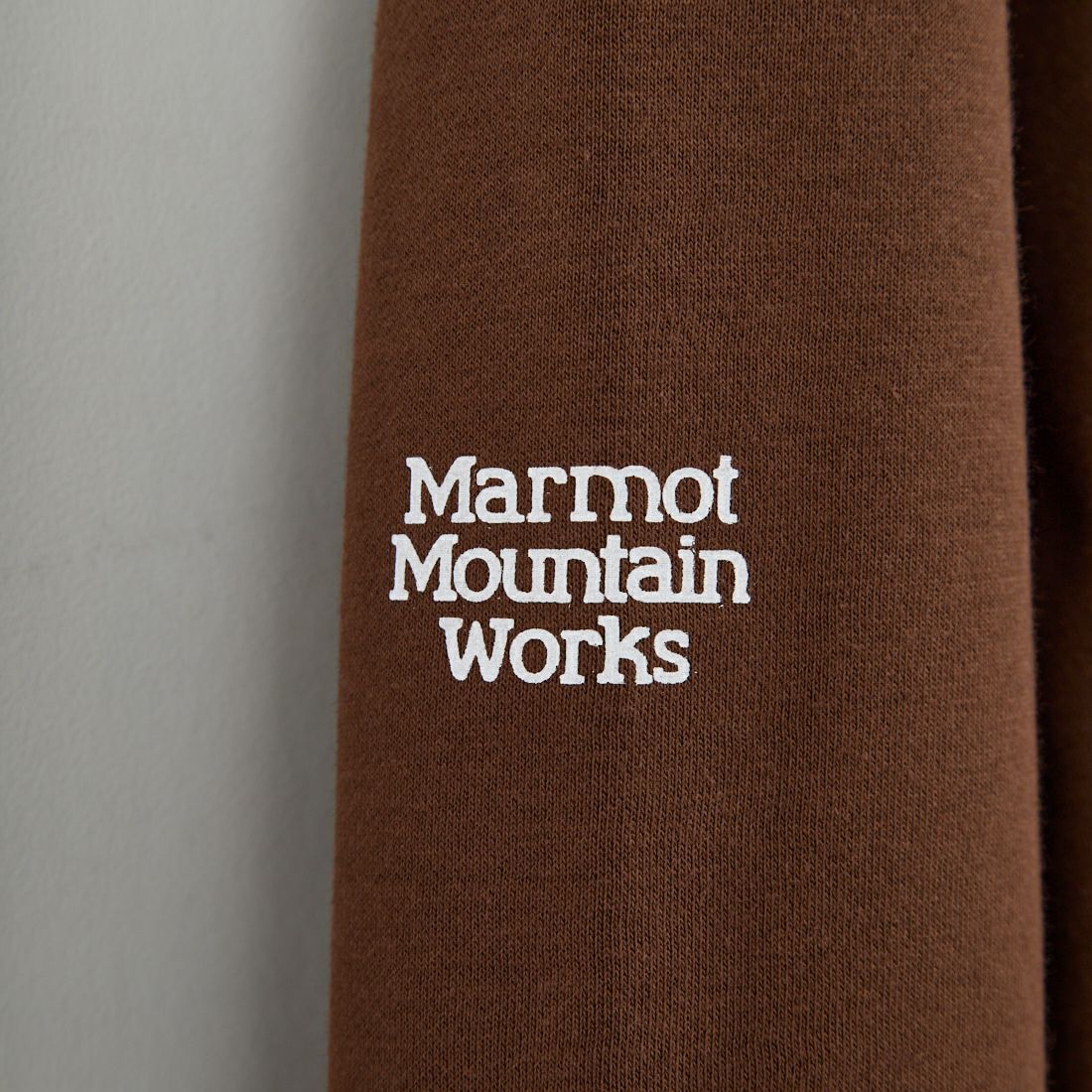 Marmot [マーモット] 別注 ブランドロゴ バックプリントスウェット [MTFW25USW362IN-JF] BROWN