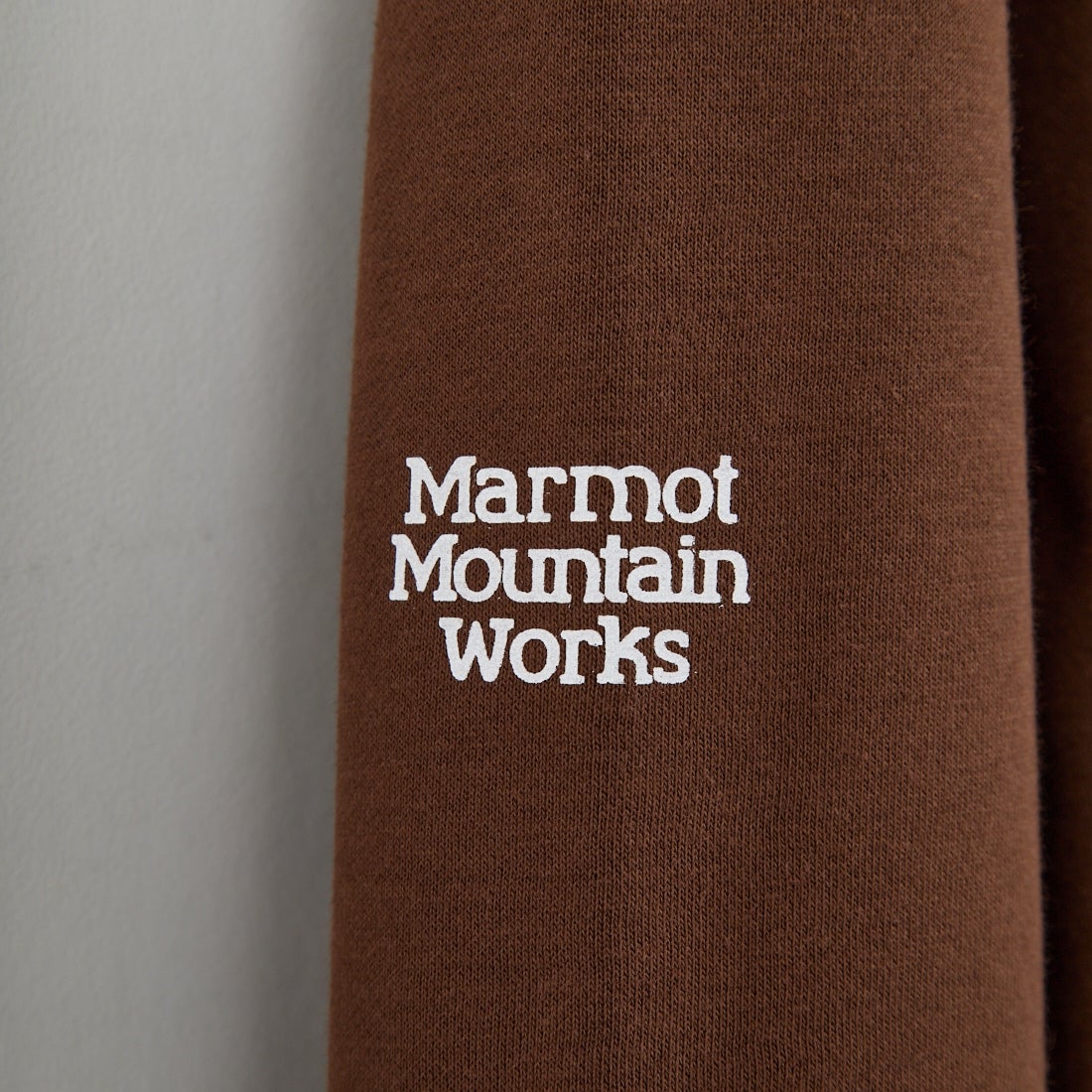 Marmot [マーモット] 別注 ブランドロゴ バックプリントスウェット [MTFW25USW362IN-JF] BROWN