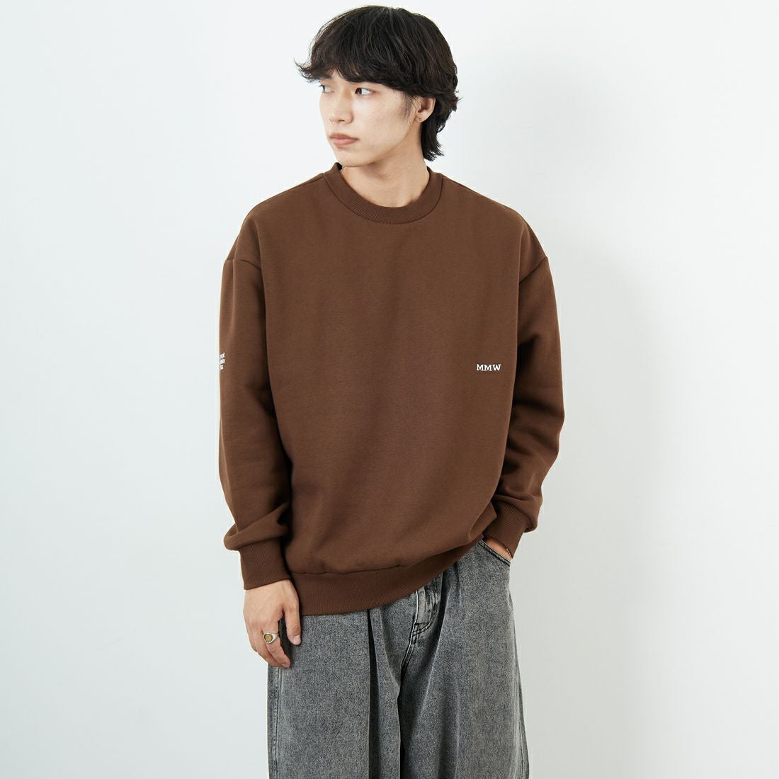 Marmot [マーモット] 別注 ブランドロゴ バックプリントスウェット [MTFW25USW362IN-JF] BROWN &&モデル身長：179cm 着用サイズ：L&&