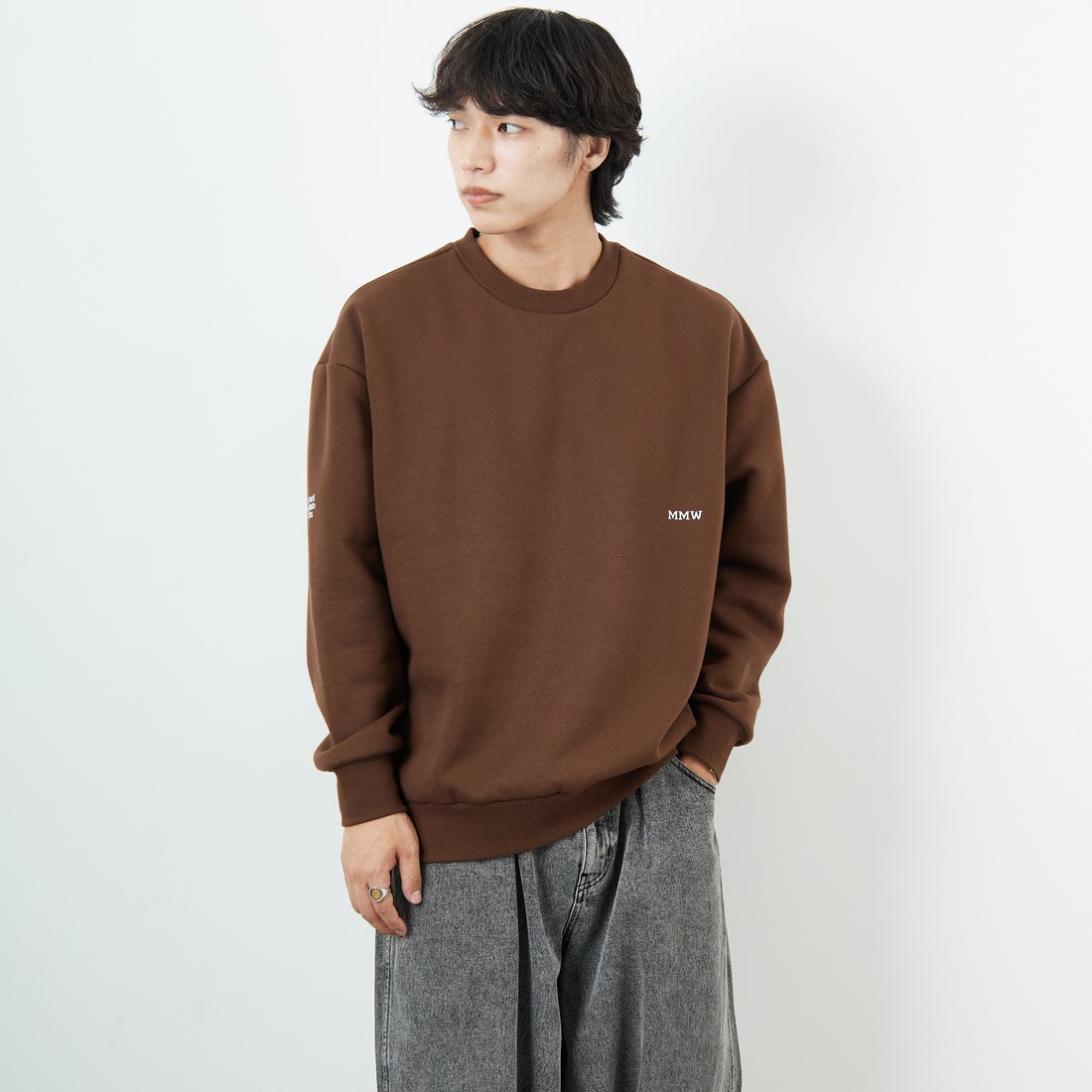 Marmot [マーモット] 別注 ブランドロゴ バックプリントスウェット [MTFW25USW362IN-JF] BROWN &&モデル身長：179cm 着用サイズ：L&&
