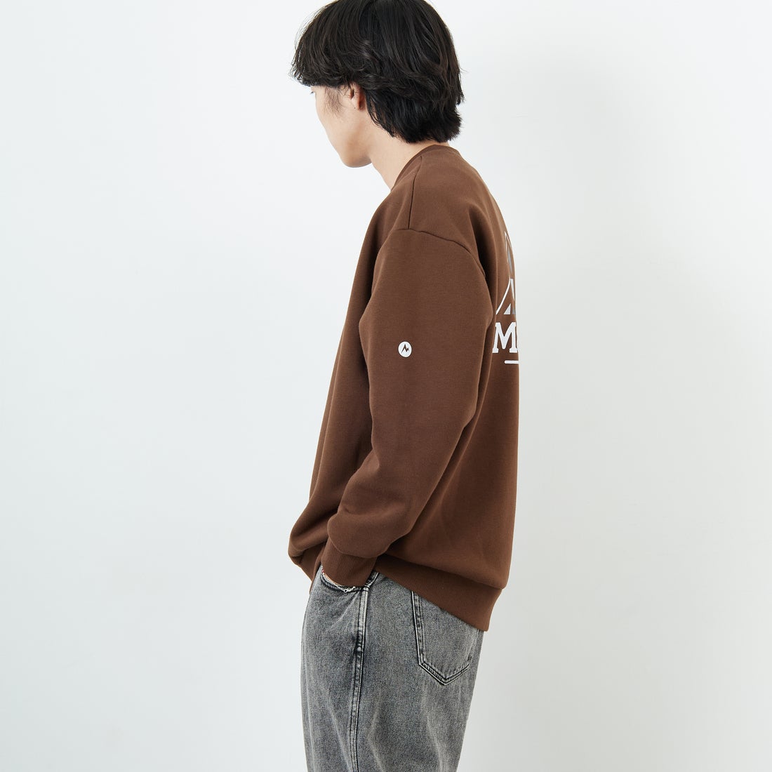 Marmot [マーモット] 別注 ブランドロゴ バックプリントスウェット [MTFW25USW362IN-JF] BROWN &&モデル身長：179cm 着用サイズ：L&&