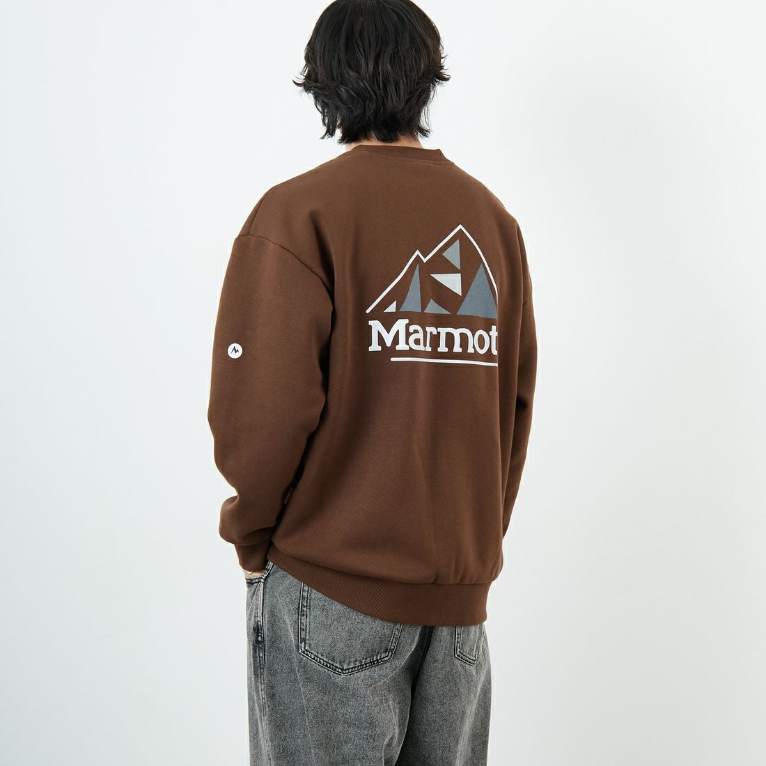 Marmot [マーモット] 別注 ブランドロゴ バックプリントスウェット [MTFW25USW362IN-JF] BROWN &&モデル身長：179cm 着用サイズ：L&&