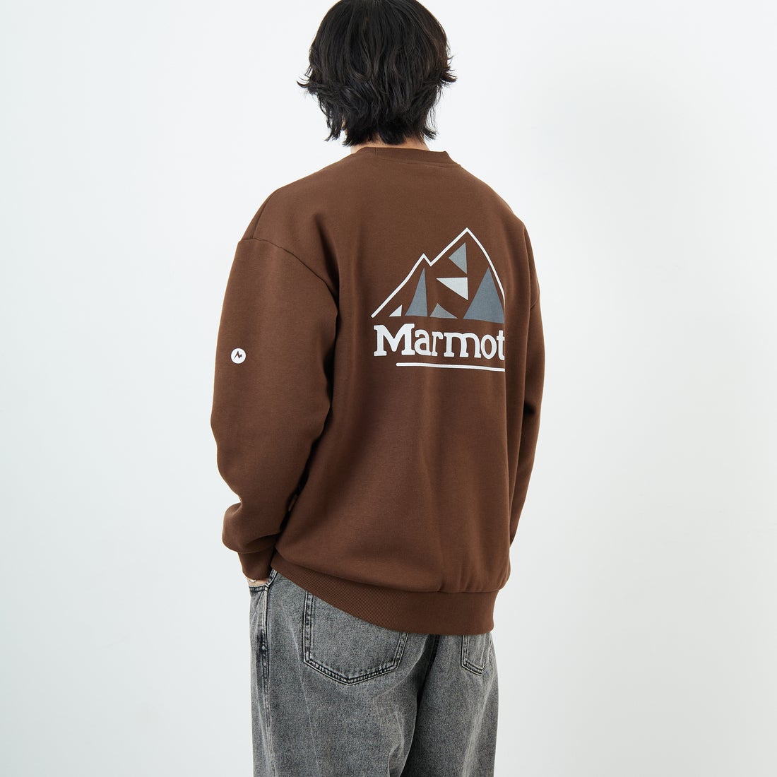 Marmot [マーモット] 別注 ブランドロゴ バックプリントスウェット [MTFW25USW362IN-JF] BROWN &&モデル身長：179cm 着用サイズ：L&&
