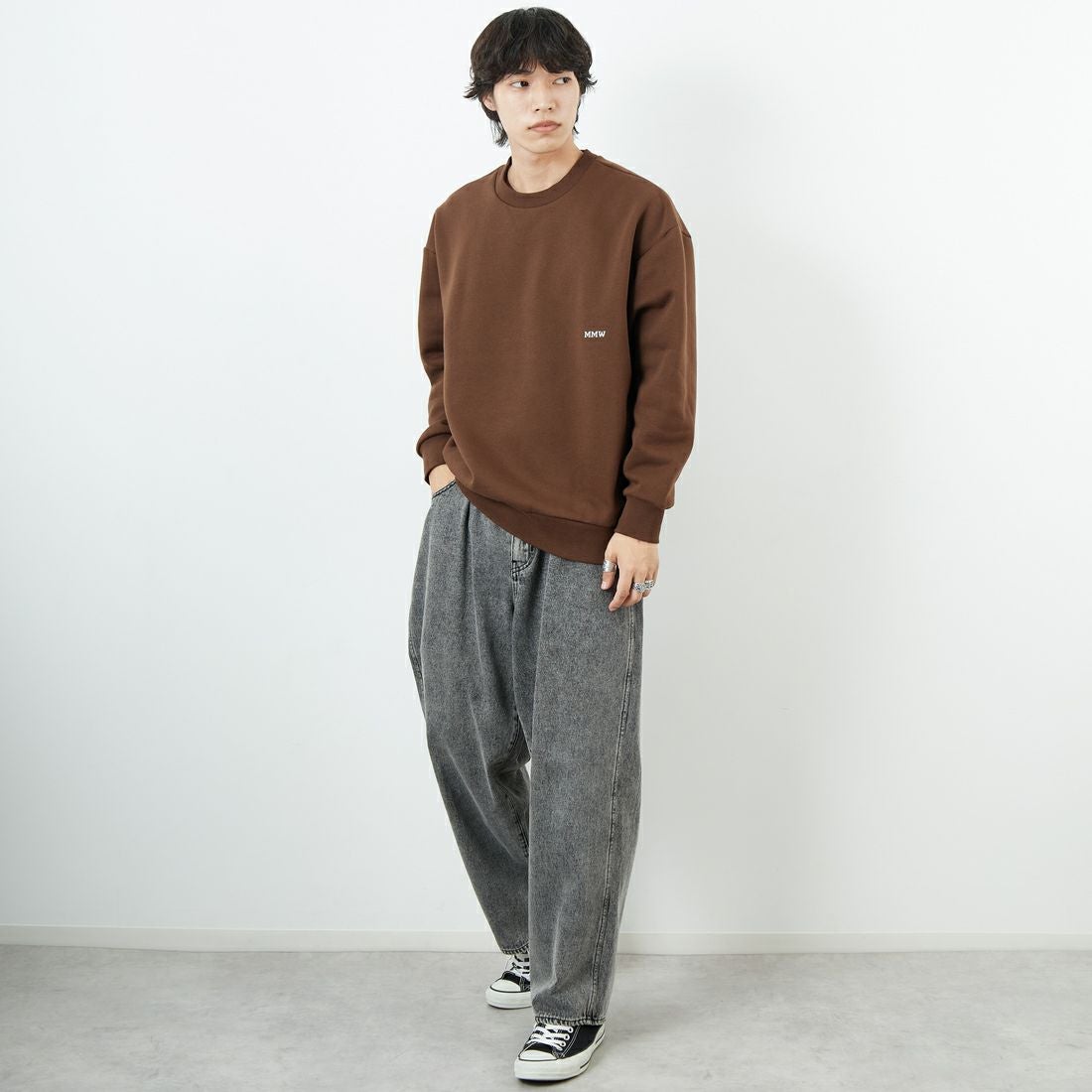 Marmot [マーモット] 別注 ブランドロゴ バックプリントスウェット [MTFW25USW362IN-JF] BROWN &&モデル身長：179cm 着用サイズ：L&&