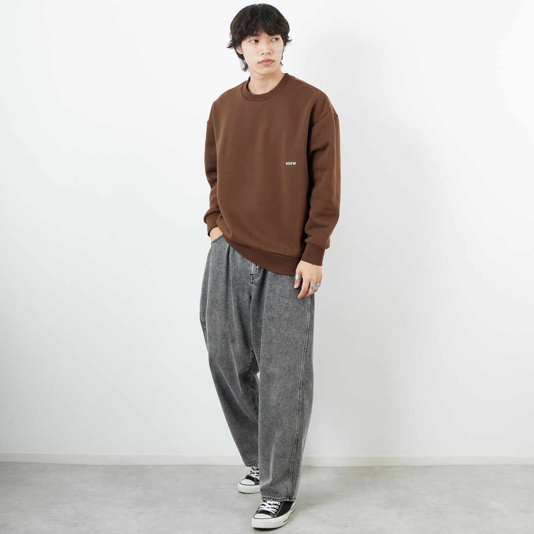 Marmot [マーモット] 別注 ブランドロゴ バックプリントスウェット [MTFW25USW362IN-JF] BROWN &&モデル身長：179cm 着用サイズ：L&&