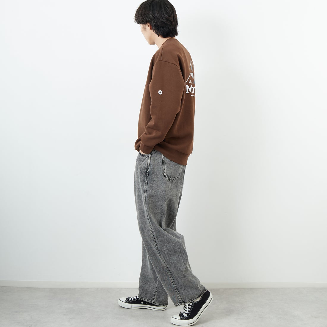 Marmot [マーモット] 別注 ブランドロゴ バックプリントスウェット [MTFW25USW362IN-JF] BROWN &&モデル身長：179cm 着用サイズ：L&&