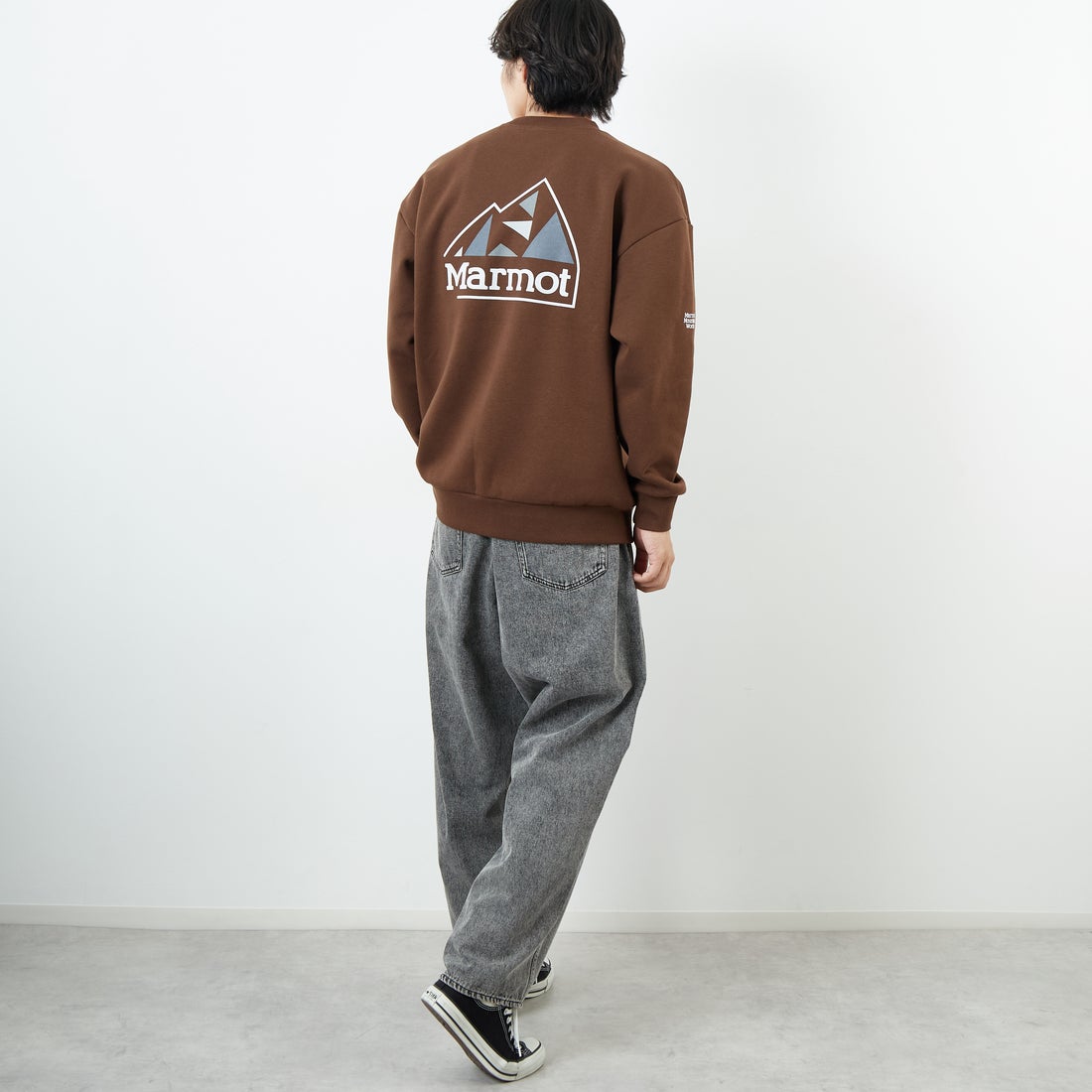 Marmot [マーモット] 別注 ブランドロゴ バックプリントスウェット [MTFW25USW362IN-JF] BROWN &&モデル身長：179cm 着用サイズ：L&&