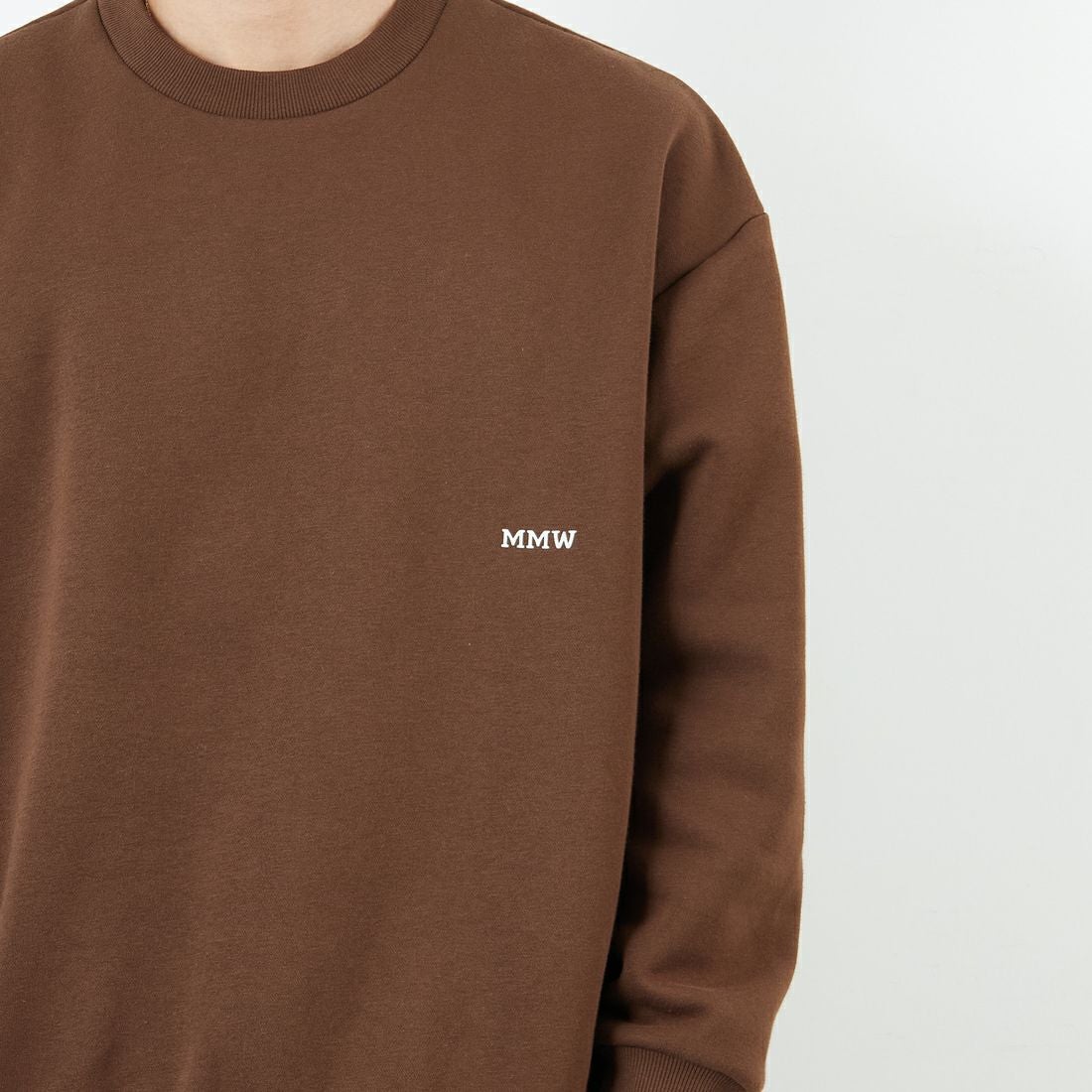Marmot [マーモット] 別注 ブランドロゴ バックプリントスウェット [MTFW25USW362IN-JF] BROWN &&モデル身長：179cm 着用サイズ：L&&