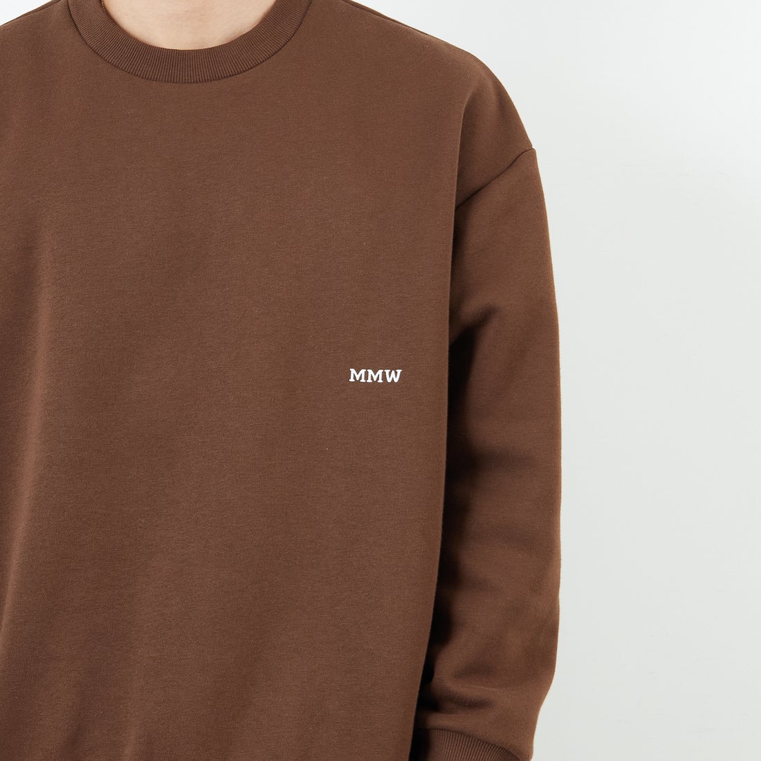 Marmot [マーモット] 別注 ブランドロゴ バックプリントスウェット [MTFW25USW362IN-JF] BROWN &&モデル身長：179cm 着用サイズ：L&&