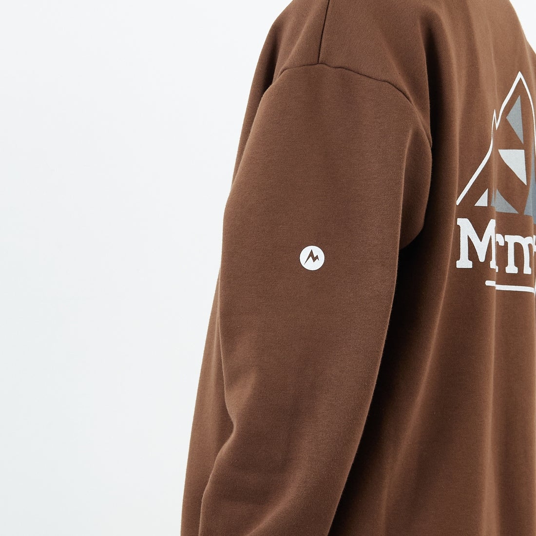 Marmot [マーモット] 別注 ブランドロゴ バックプリントスウェット [MTFW25USW362IN-JF] BROWN &&モデル身長：179cm 着用サイズ：L&&