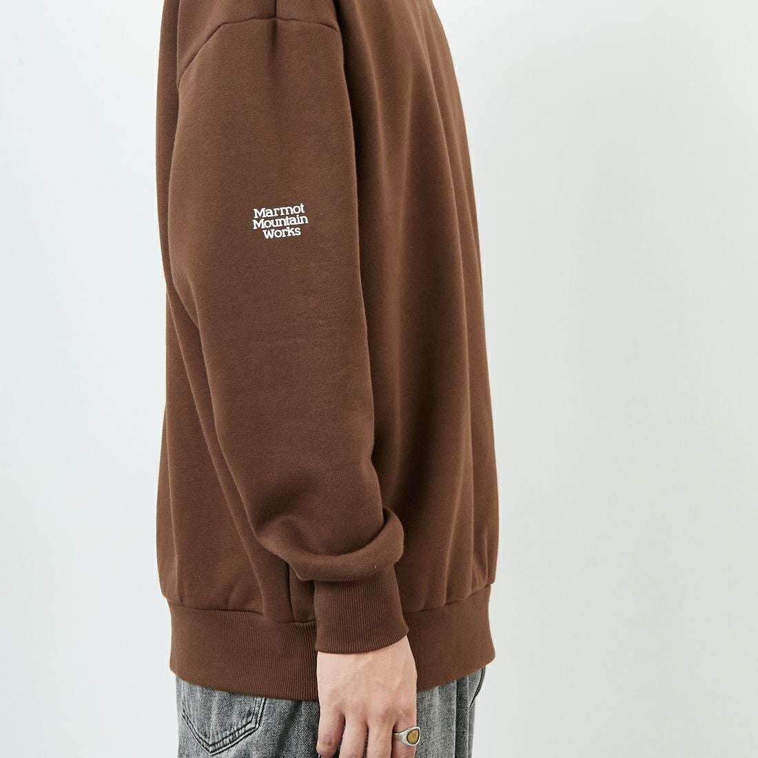 Marmot [マーモット] 別注 ブランドロゴ バックプリントスウェット [MTFW25USW362IN-JF] BROWN &&モデル身長：179cm 着用サイズ：L&&