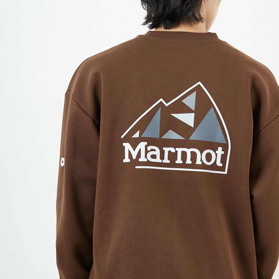 Marmot [マーモット] 別注 ブランドロゴ バックプリントスウェット [MTFW25USW362IN-JF] BROWN &&モデル身長：179cm 着用サイズ：L&&