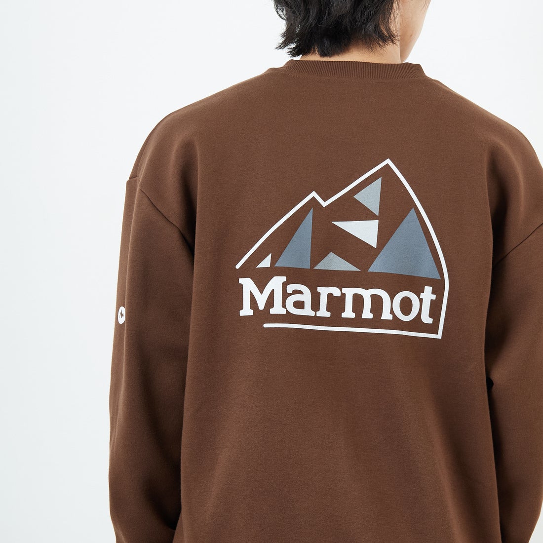 Marmot [マーモット] 別注 ブランドロゴ バックプリントスウェット [MTFW25USW362IN-JF] BROWN &&モデル身長：179cm 着用サイズ：L&&