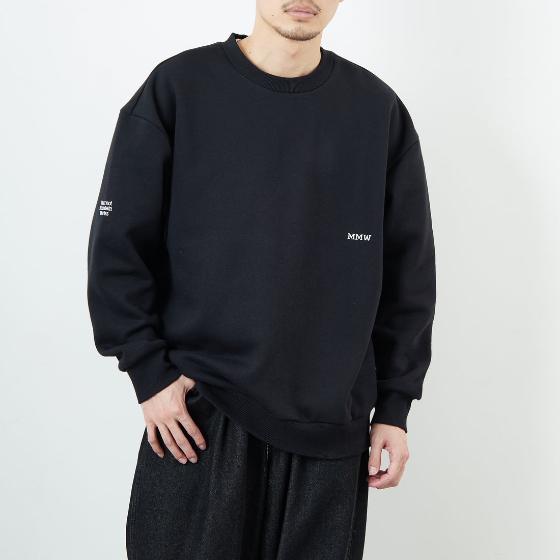 Marmot [マーモット] 別注 ブランドロゴ バックプリントスウェット [MTFW25USW362IN-JF] BLACK &&モデル身長：168cm 着用サイズ：L&&