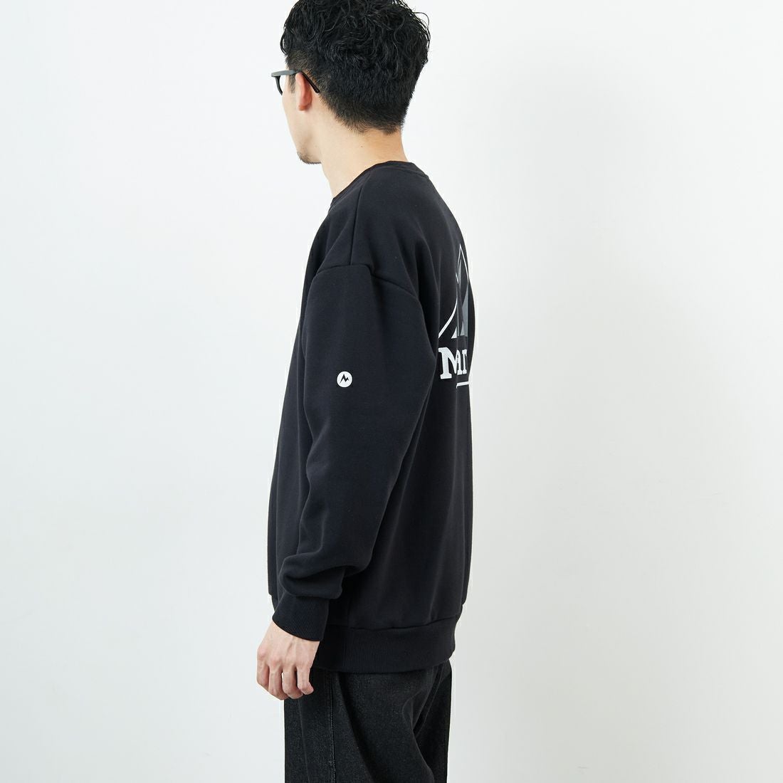 Marmot [マーモット] 別注 ブランドロゴ バックプリントスウェット [MTFW25USW362IN-JF] BLACK &&モデル身長：168cm 着用サイズ：L&&