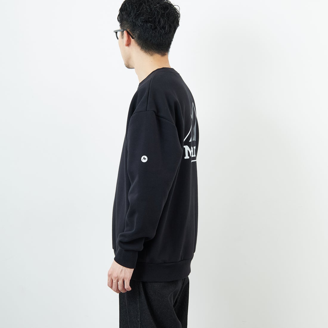 Marmot [マーモット] 別注 ブランドロゴ バックプリントスウェット [MTFW25USW362IN-JF] BLACK &&モデル身長：168cm 着用サイズ：L&&