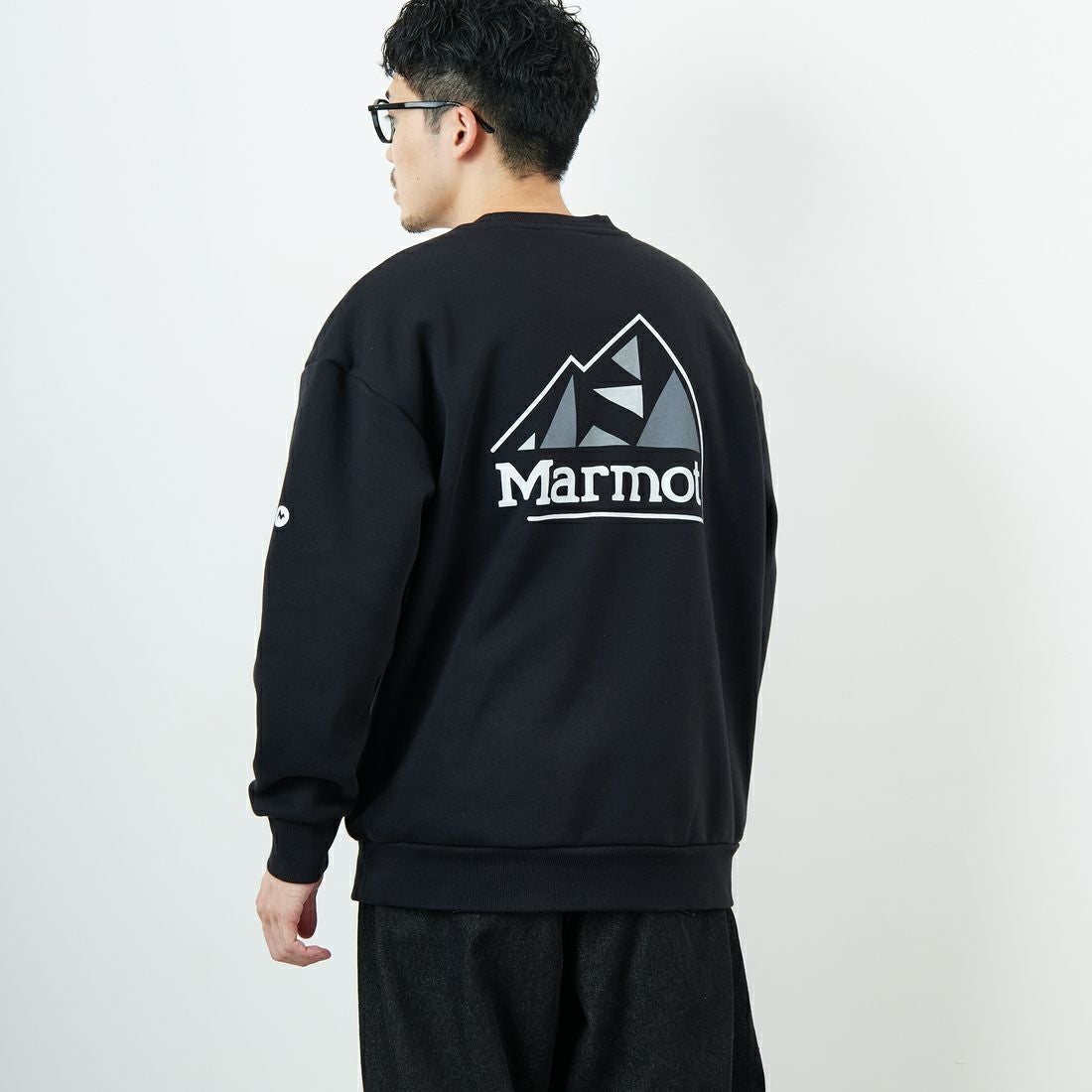 Marmot [マーモット] 別注 ブランドロゴ バックプリントスウェット [MTFW25USW362IN-JF] BLACK &&モデル身長：168cm 着用サイズ：L&&