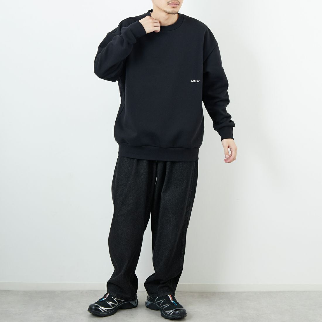 Marmot [マーモット] 別注 ブランドロゴ バックプリントスウェット [MTFW25USW362IN-JF] BLACK &&モデル身長：168cm 着用サイズ：L&&