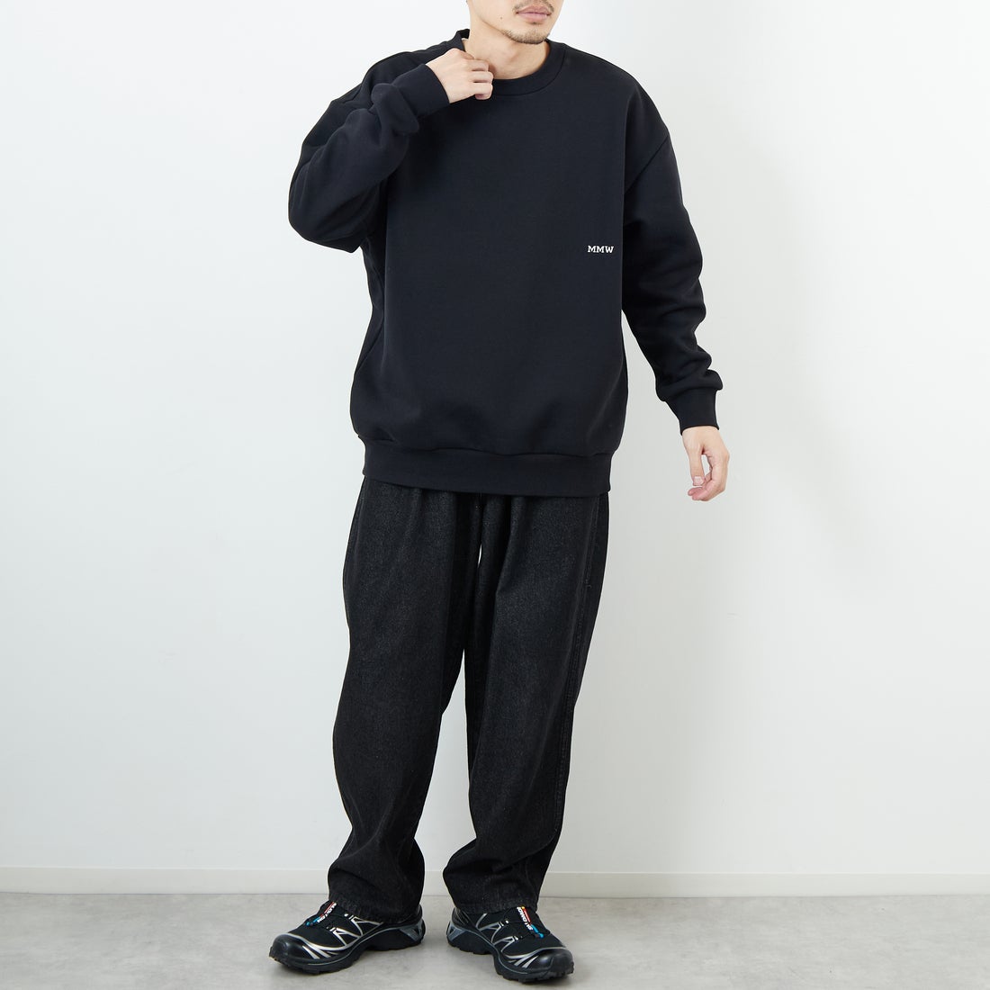 Marmot [マーモット] 別注 ブランドロゴ バックプリントスウェット [MTFW25USW362IN-JF] BLACK &&モデル身長：168cm 着用サイズ：L&&