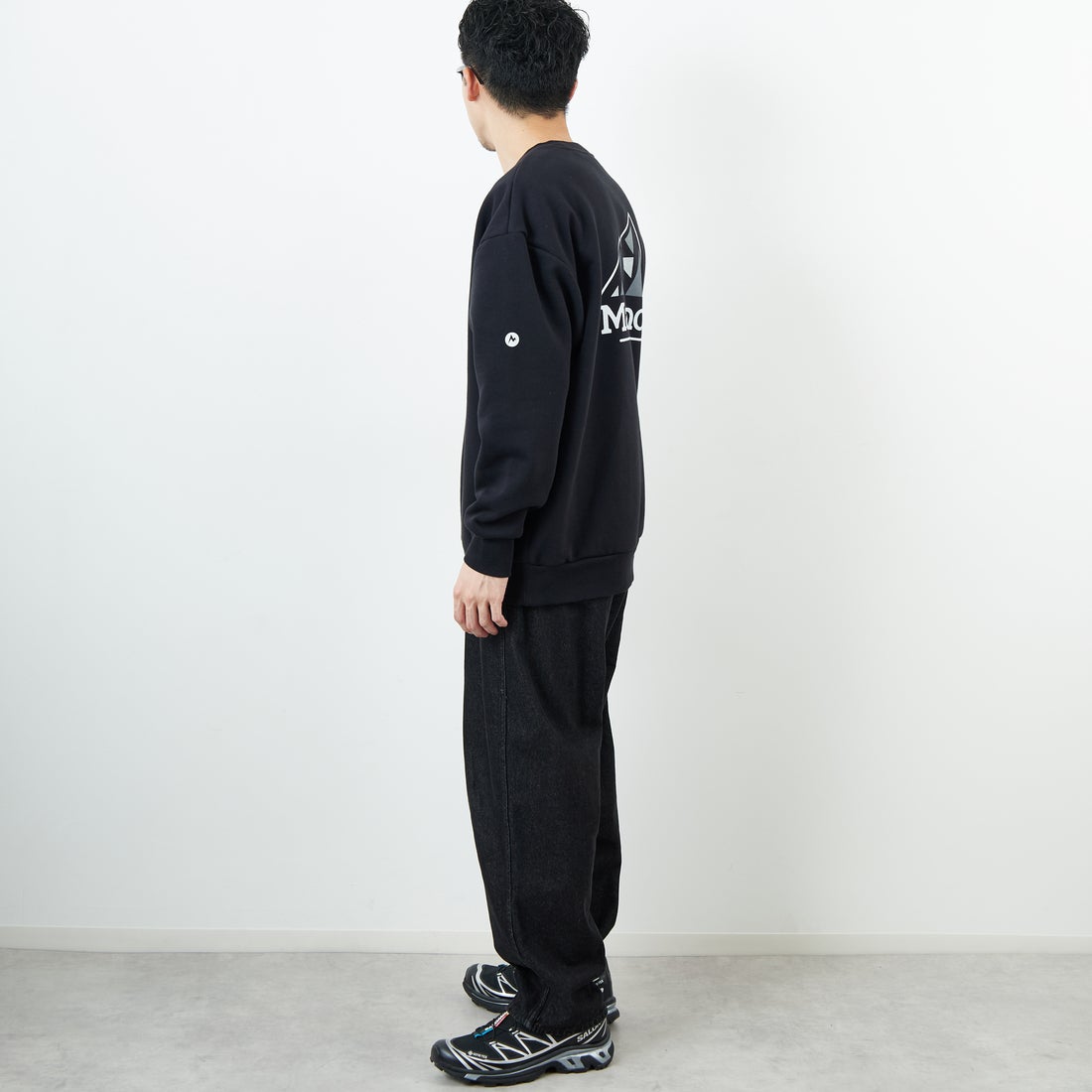 Marmot [マーモット] 別注 ブランドロゴ バックプリントスウェット [MTFW25USW362IN-JF] BLACK &&モデル身長：168cm 着用サイズ：L&&