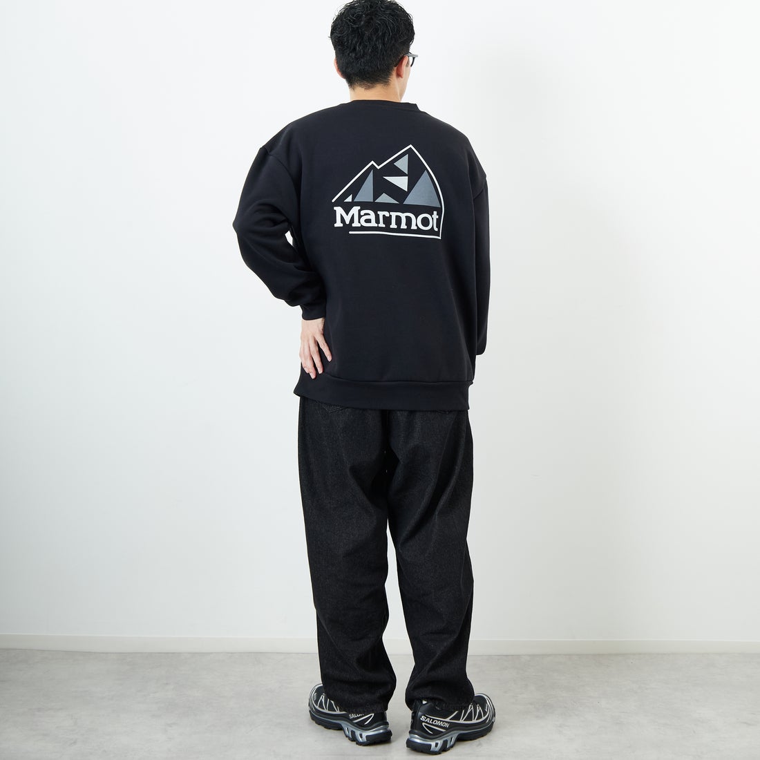 Marmot [マーモット] 別注 ブランドロゴ バックプリントスウェット [MTFW25USW362IN-JF] BLACK &&モデル身長：168cm 着用サイズ：L&&