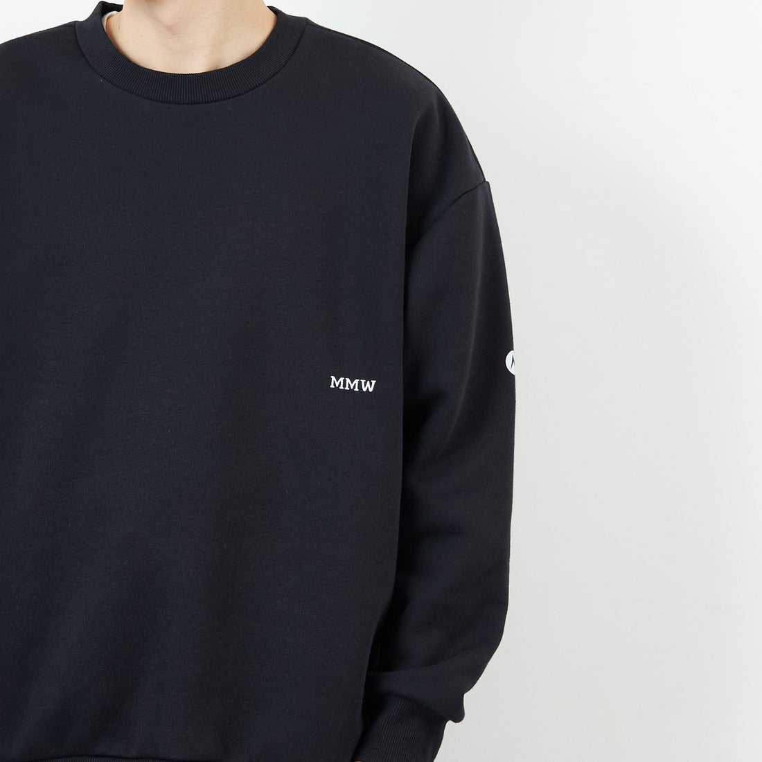 Marmot [マーモット] 別注 ブランドロゴ バックプリントスウェット [MTFW25USW362IN-JF] BLACK &&モデル身長：168cm 着用サイズ：L&&