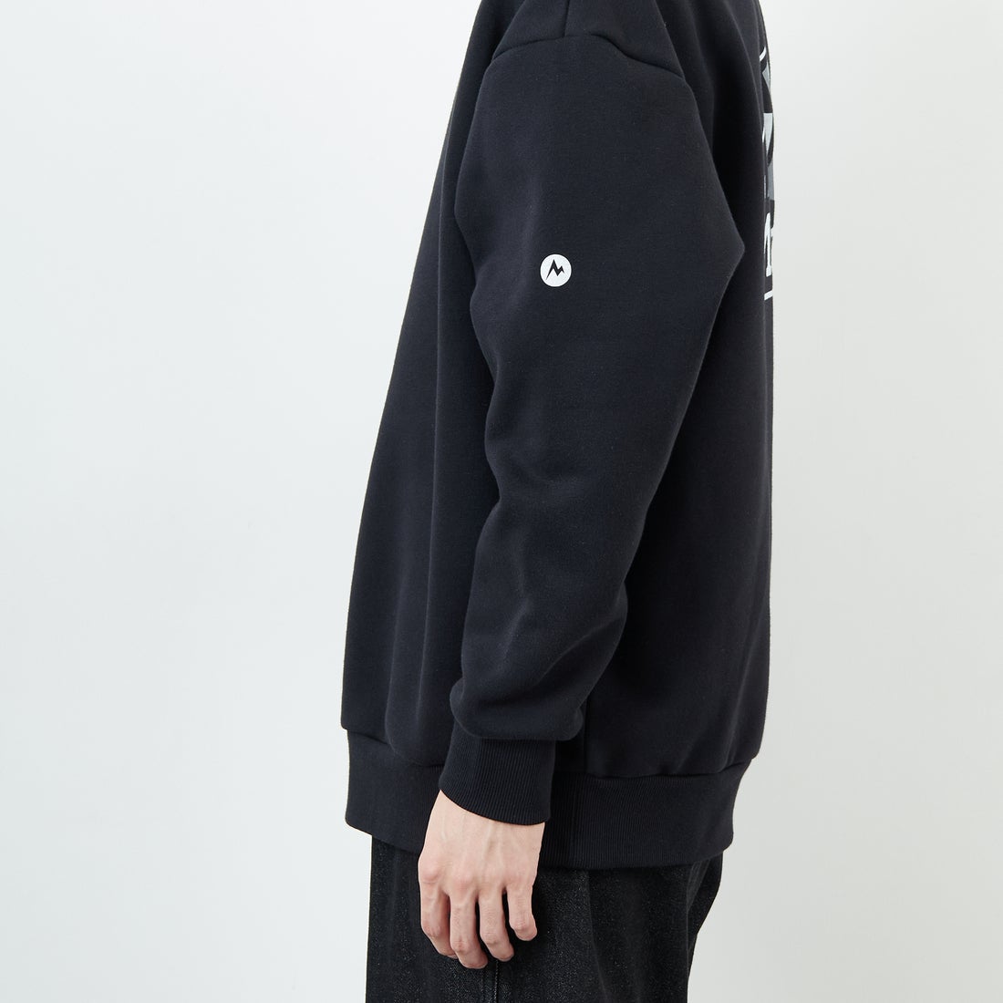 Marmot [マーモット] 別注 ブランドロゴ バックプリントスウェット [MTFW25USW362IN-JF] BLACK &&モデル身長：168cm 着用サイズ：L&&