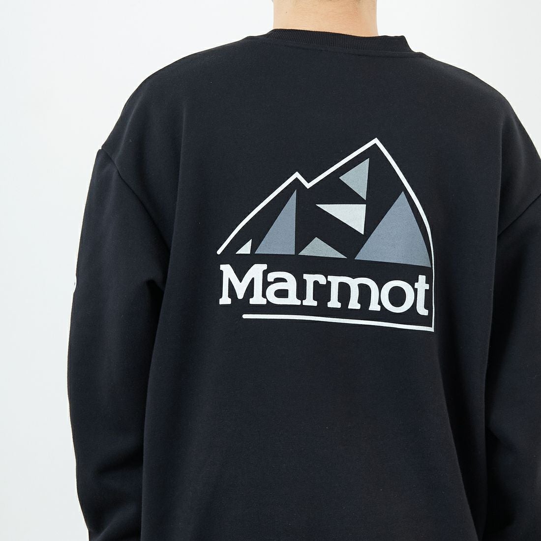 Marmot [マーモット] 別注 ブランドロゴ バックプリントスウェット [MTFW25USW362IN-JF] BLACK &&モデル身長：168cm 着用サイズ：L&&