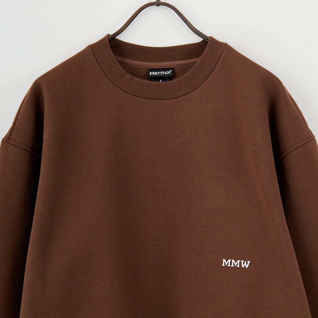 Marmot [マーモット] 別注 ブランドロゴ バックプリントスウェット [MTFW25USW362IN-JF] BROWN