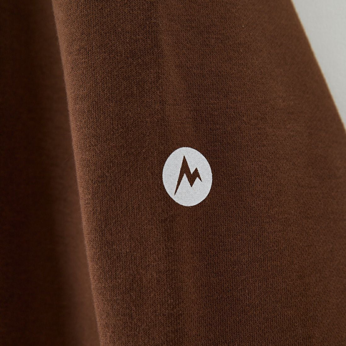 Marmot [マーモット] 別注 ブランドロゴ バックプリントスウェット [MTFW25USW362IN-JF] BROWN
