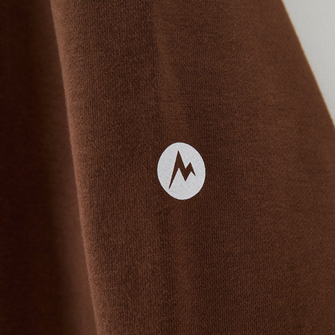 Marmot [マーモット] 別注 ブランドロゴ バックプリントスウェット [MTFW25USW362IN-JF] BROWN