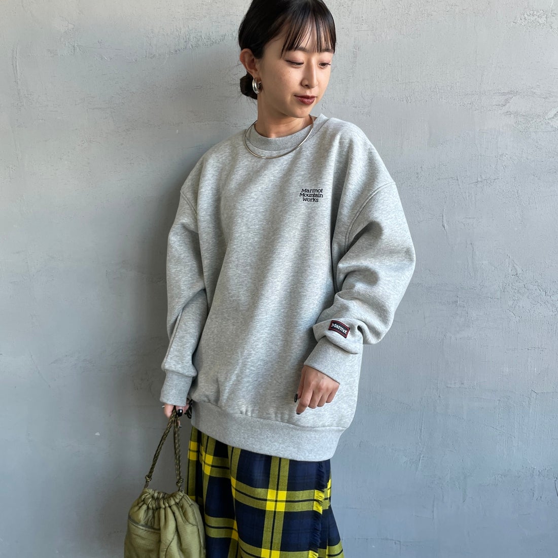 Marmot [マーモット] 別注 ヒストリーロゴ バックプリントスウェット [MTFW25USW363IN-JF] TOP GRAY &&モデル身長：150cm 着用サイズ：S&&